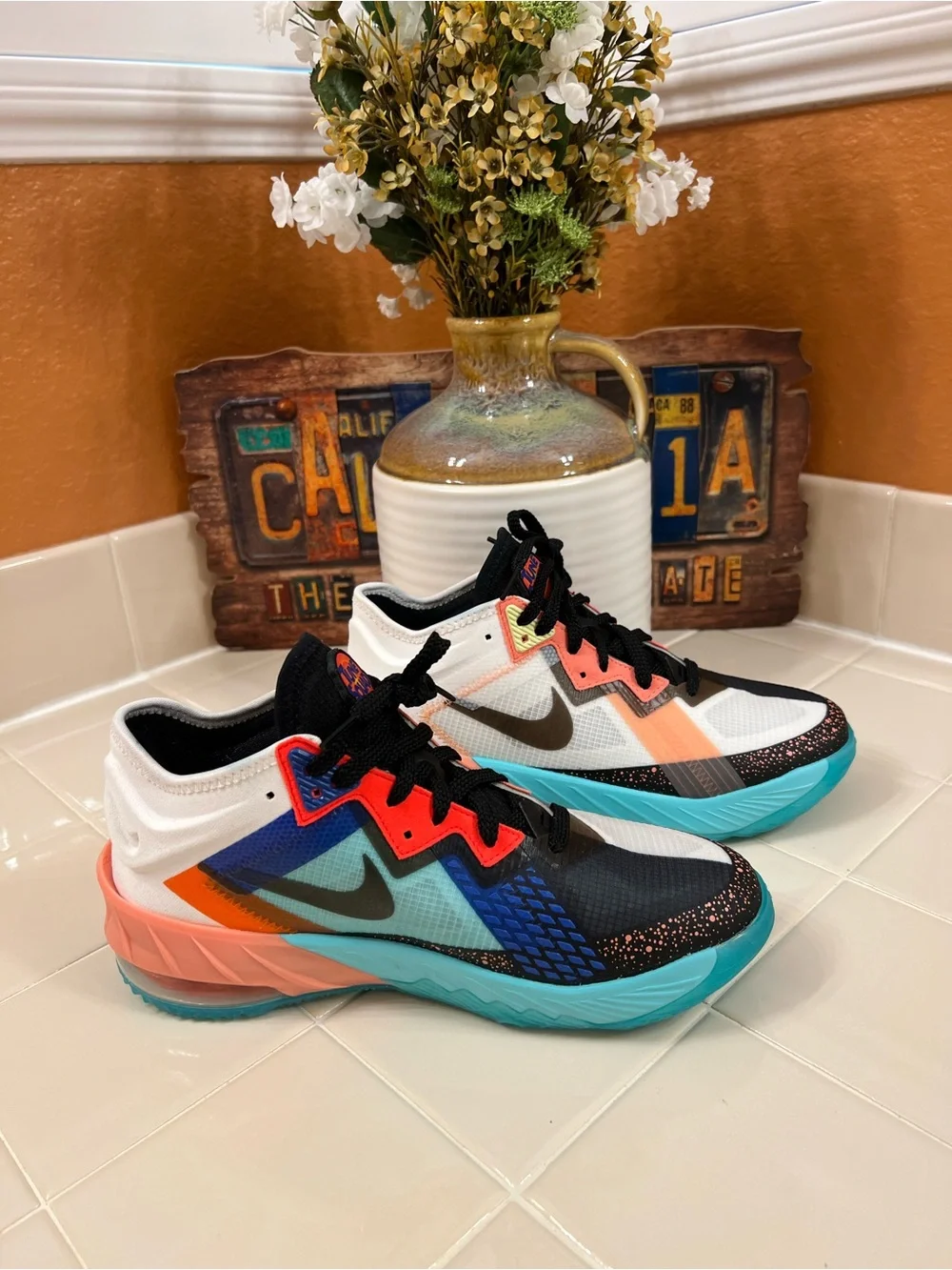 NIKE LeBron XVIII, TUNE SQUAD, KIDS SHOES SIZE 7, EXCELLENT CONDITION
